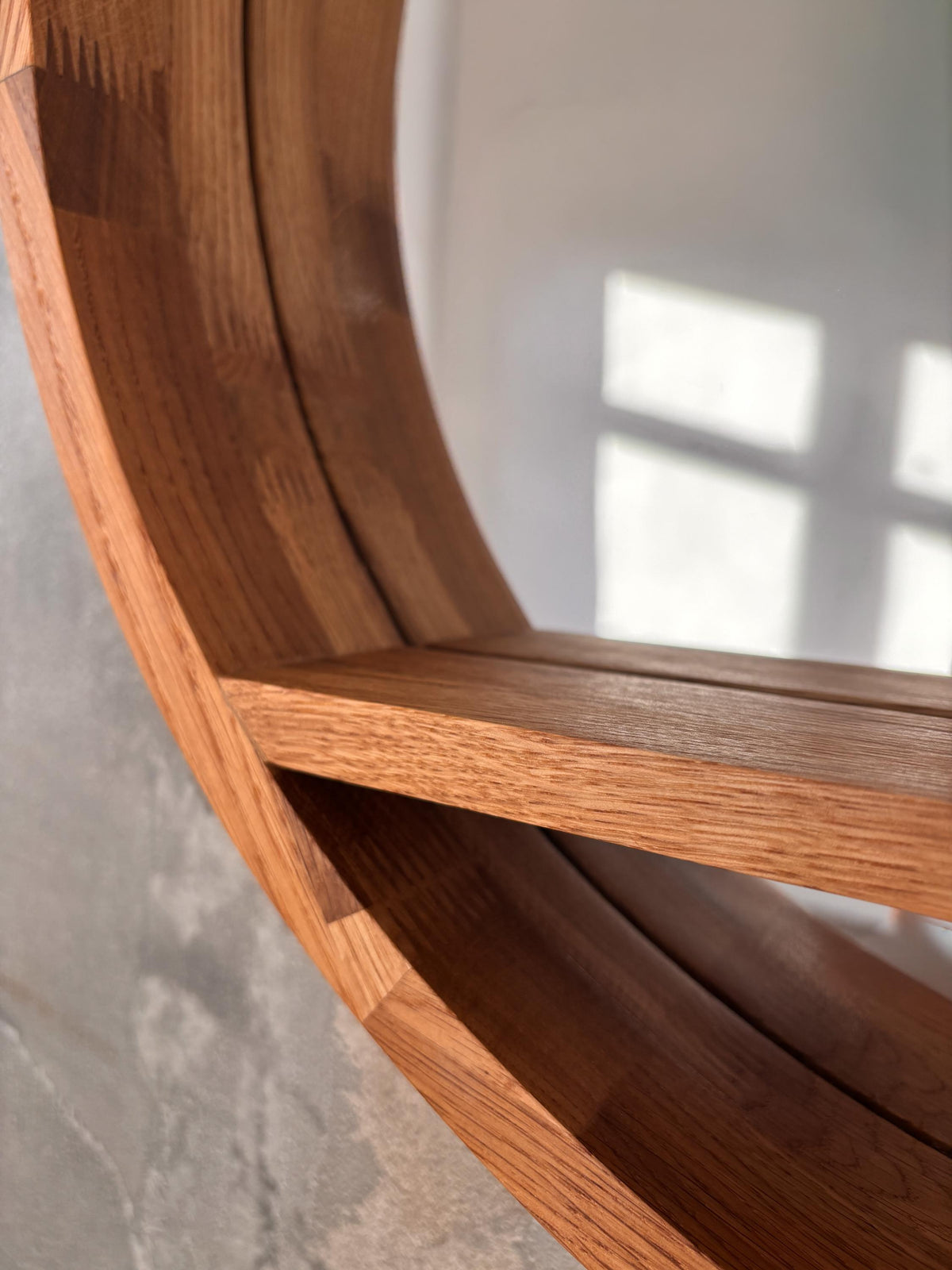Side view of the round frame and shelf