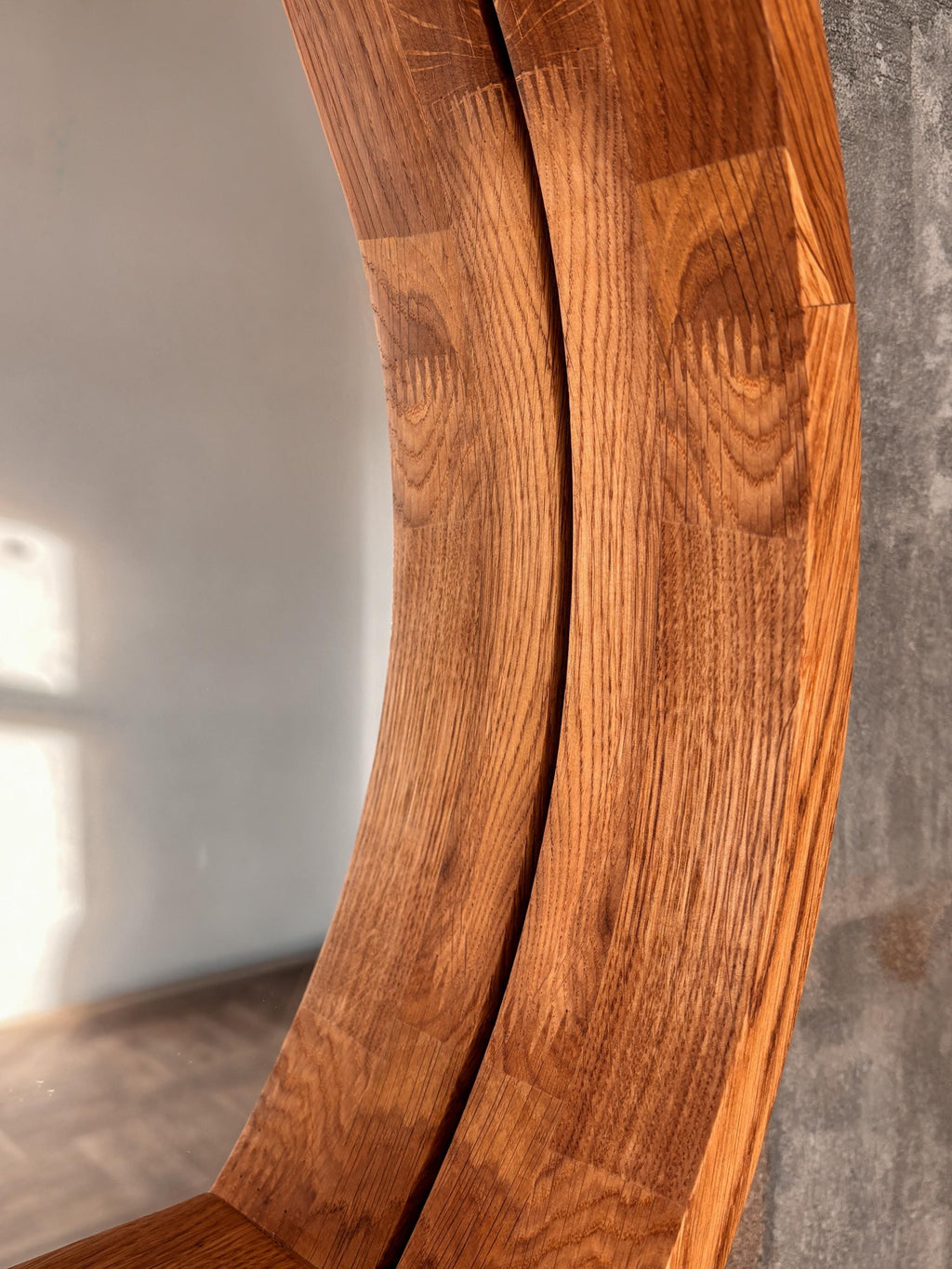 Close-up of the wood grain on the round frame